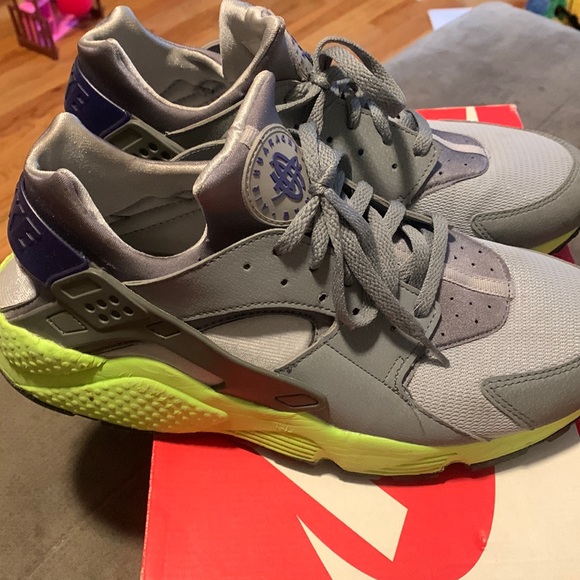 Nike Other - Air Huarache Nike sneakers- men’s size 12